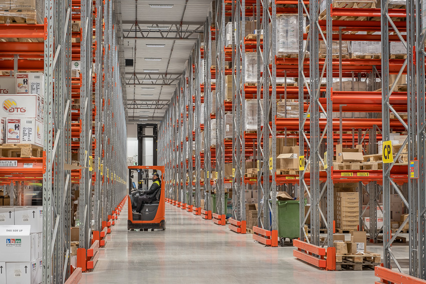 Palletracking - Medewerker bezig in het magazijn